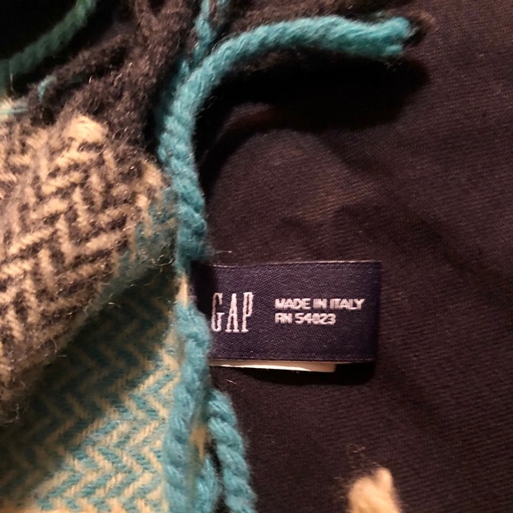 Women’s GAP Scarf - Picture 2 of 8